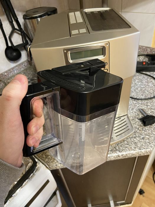 Delonghi Magnifica ESAM3500 з молочною системою