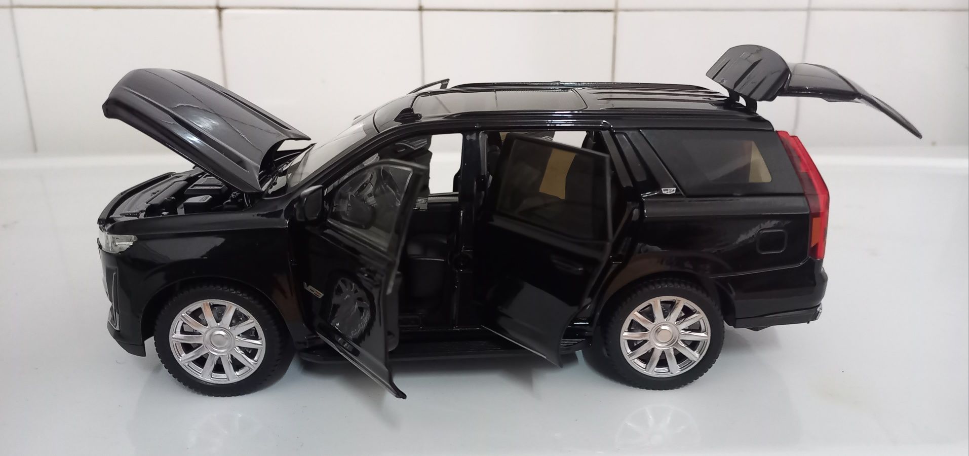 Cadillac Escalade ESV esc 1/24