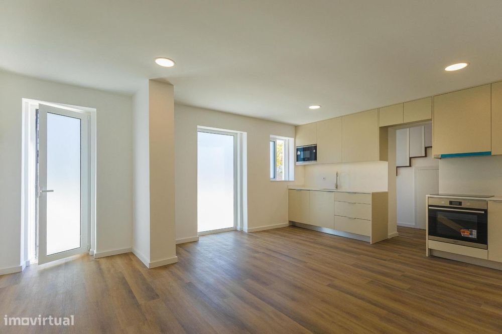 Moradia T1+1 totalmente renovada, junto ao Hospital de São João