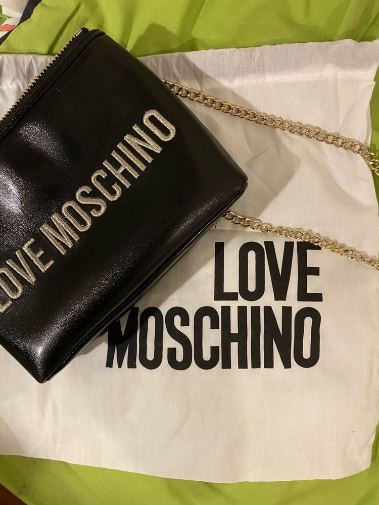 Mala tiracolo preta Moschino