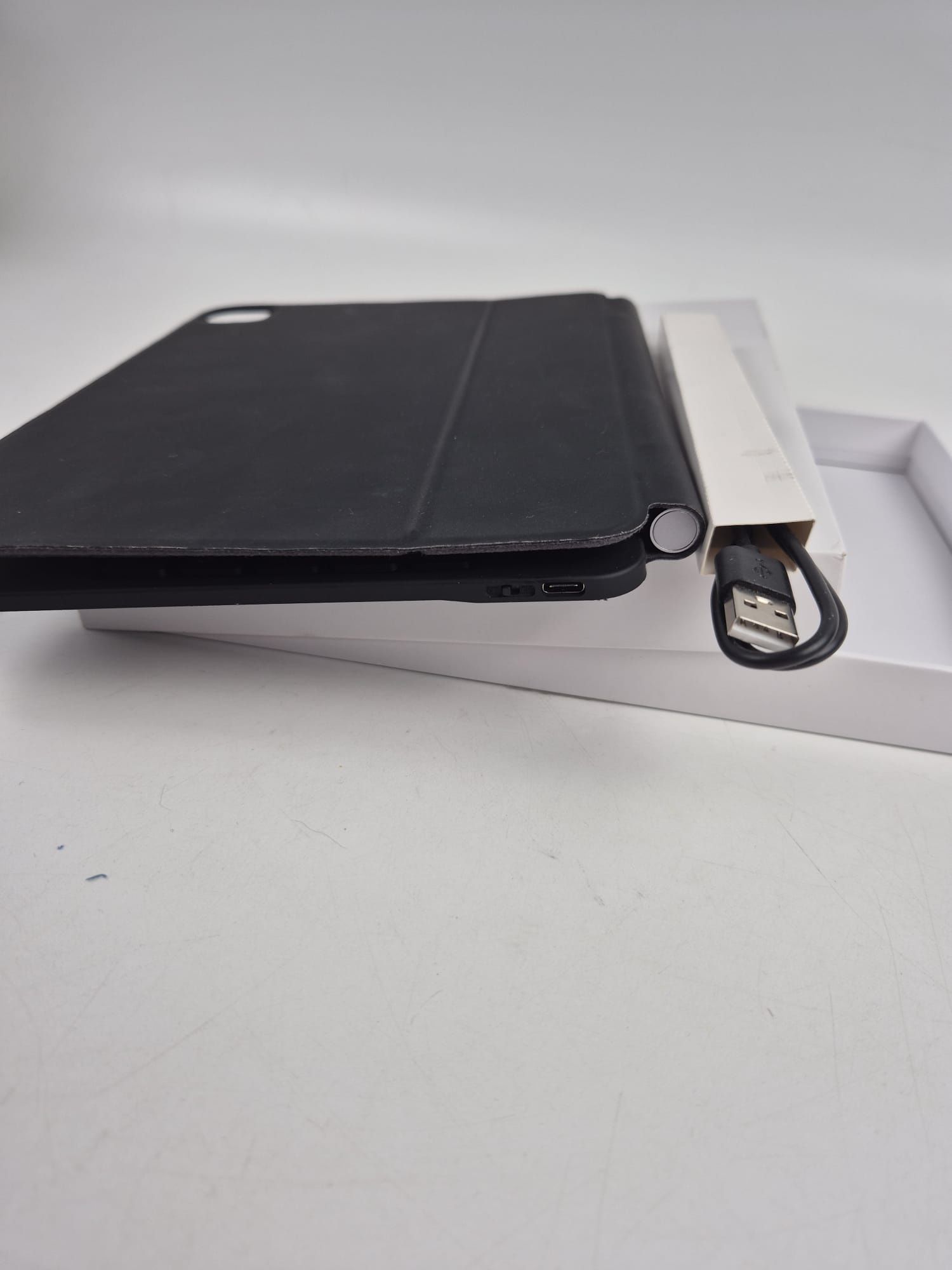 Klawiatura z etui na iPad pro 11,magnetyczna ,niemiecki układ klawiszy