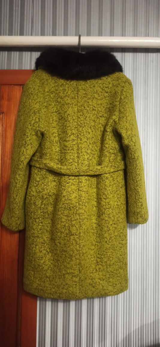 Пальто жіноче, оливкового кольору, зимове.