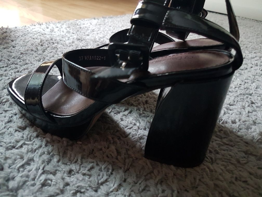 Czarne lakierowane sandały r. 38 DeeZee