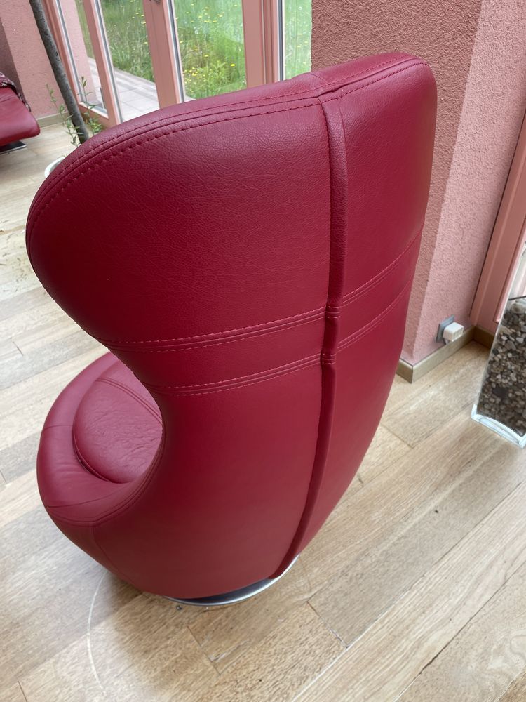 Czerwony burgundowy fotel obrotowy
