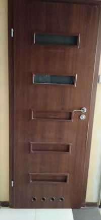 Drzwi łazienkowe 70 cm,lewa strona,kolor orzech