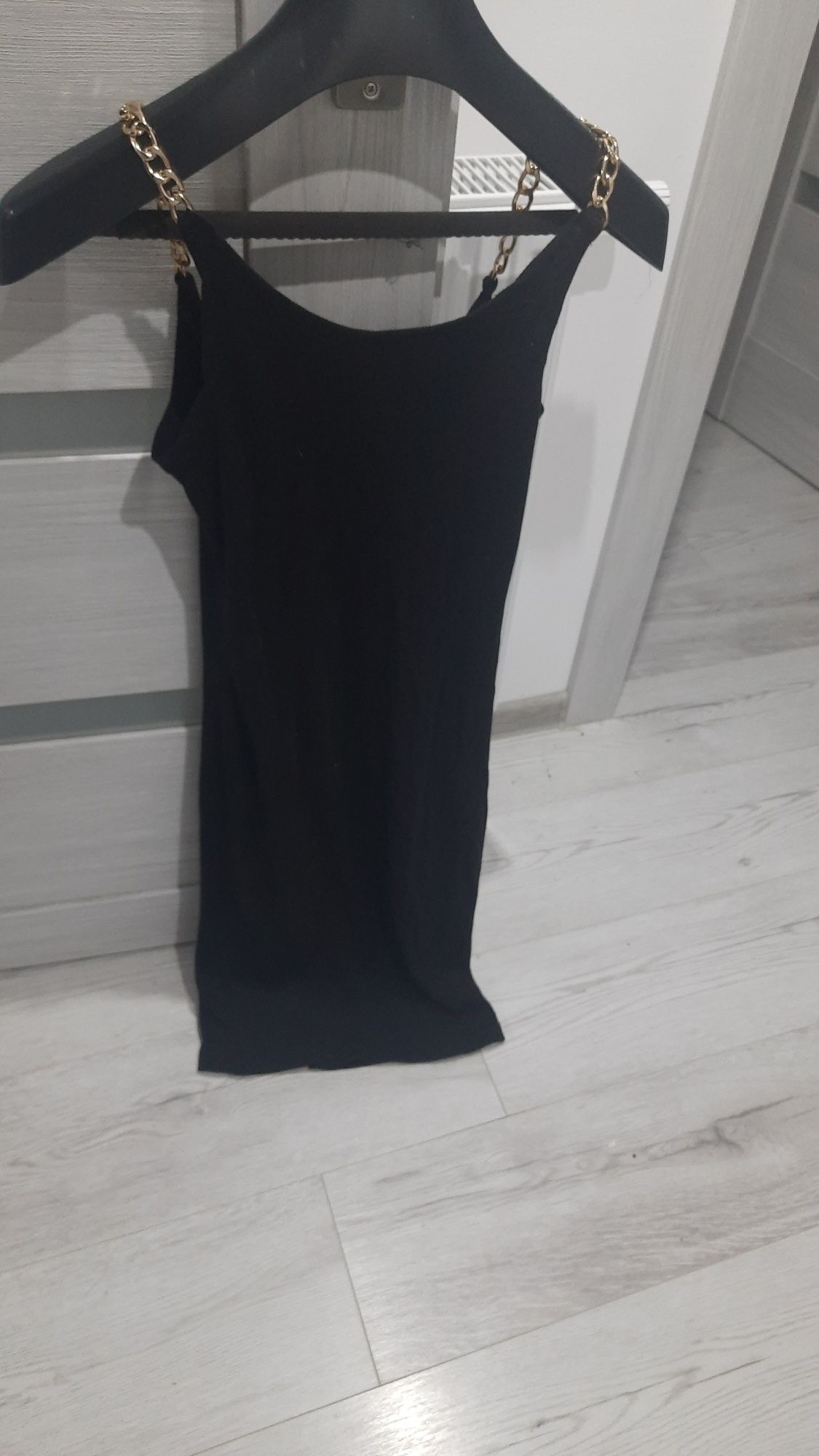 Sukienka czarna prążkowana midi Uni