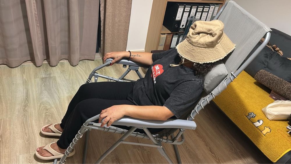 Espreguiçadeira cinzenta com duas posições