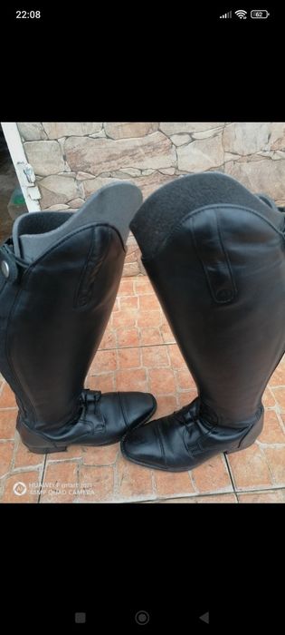 Botas de montar pretas da marca Chester.