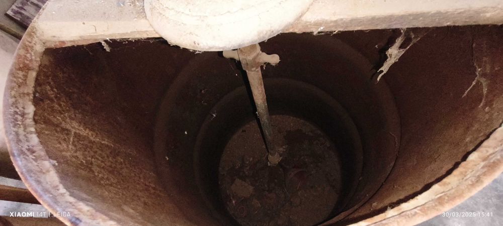 Bomba antiga manual de petróleo da marca Ralha