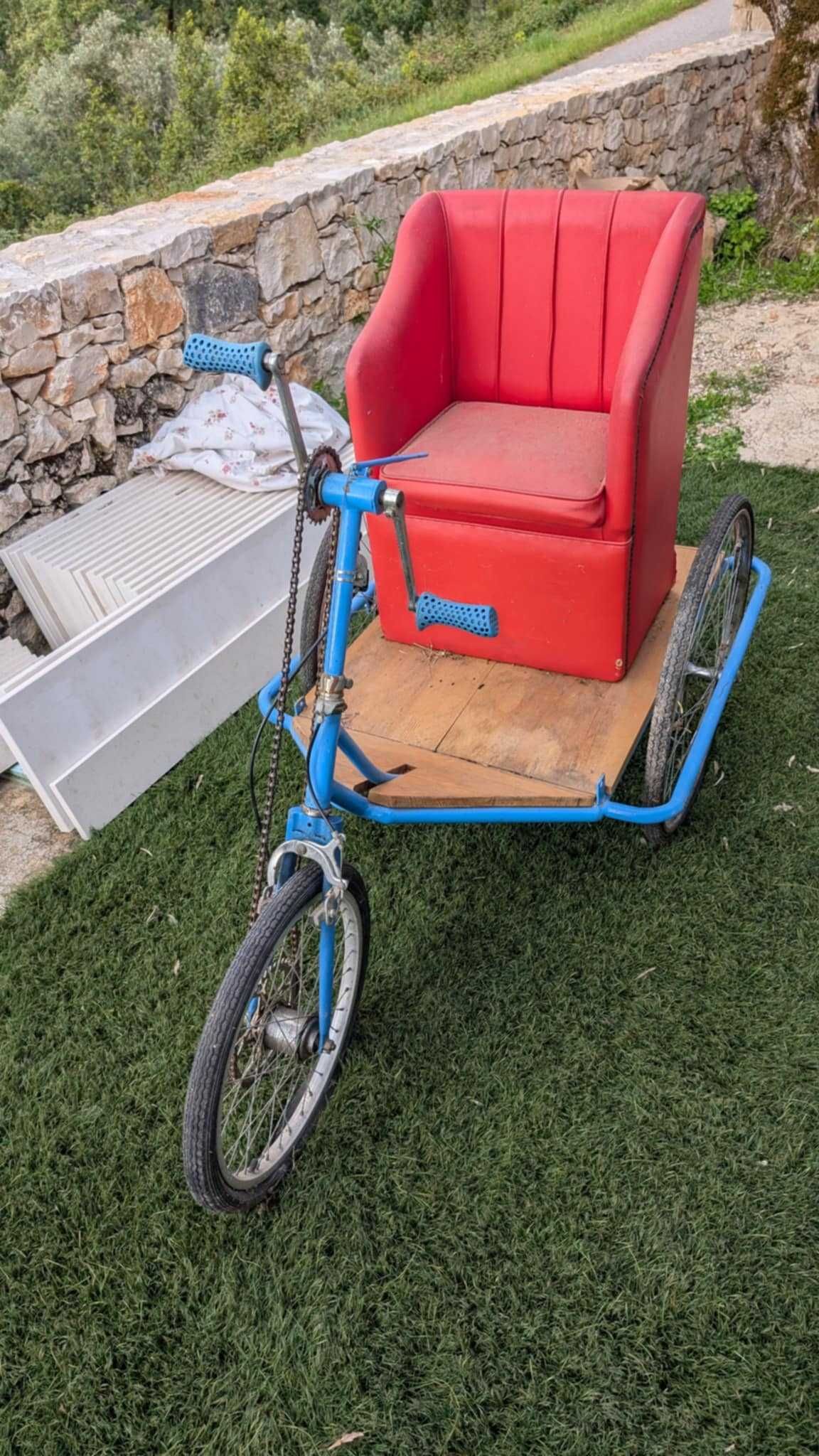 Bicicleta antiga de pedalar com as maos. Restaurada a uns anos.