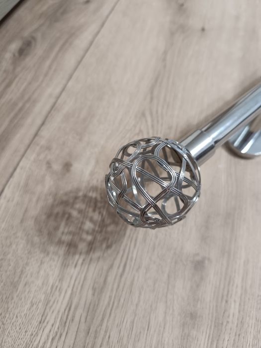 Karnisz ścienny srebrny