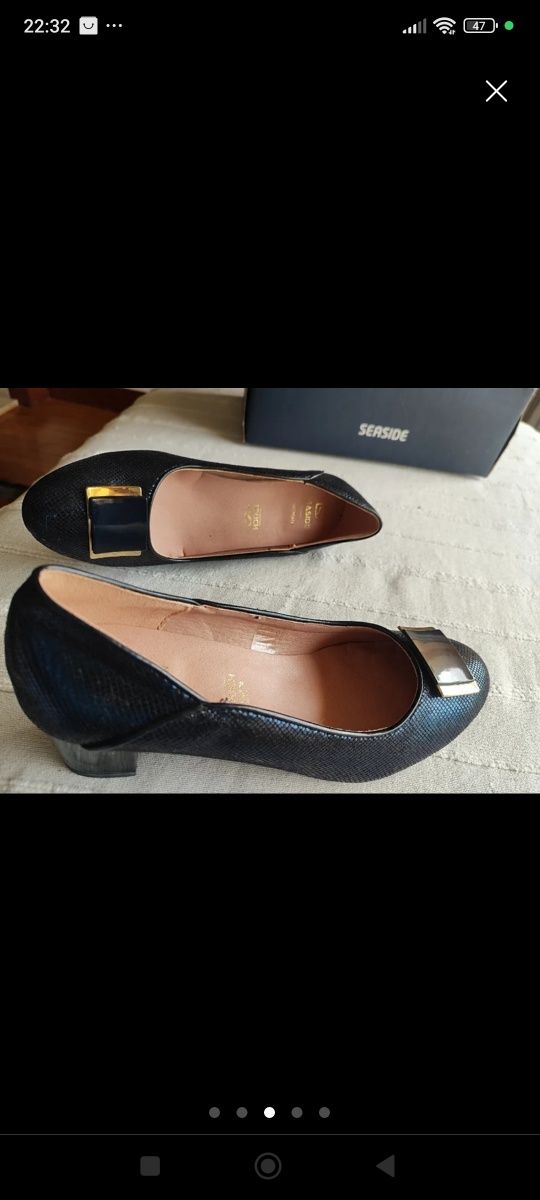 Sapatos de mulher azul escuro e dourado