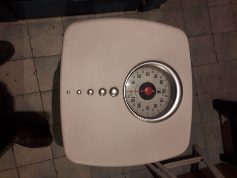 Vendo Balança para ver o seu peso.