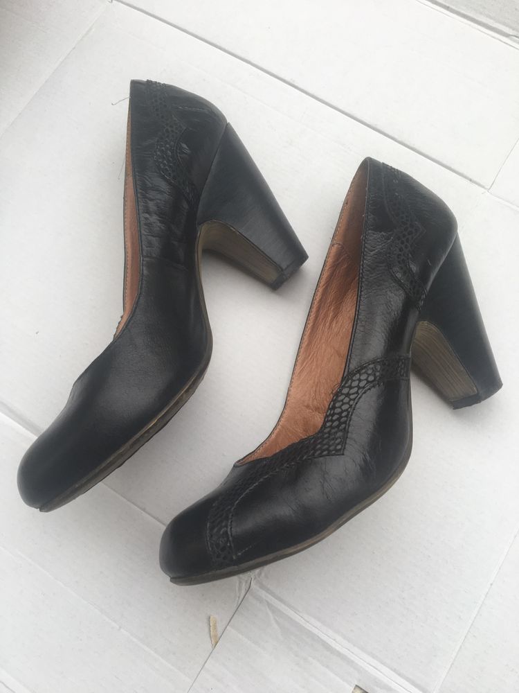 sapatos pretos de salto