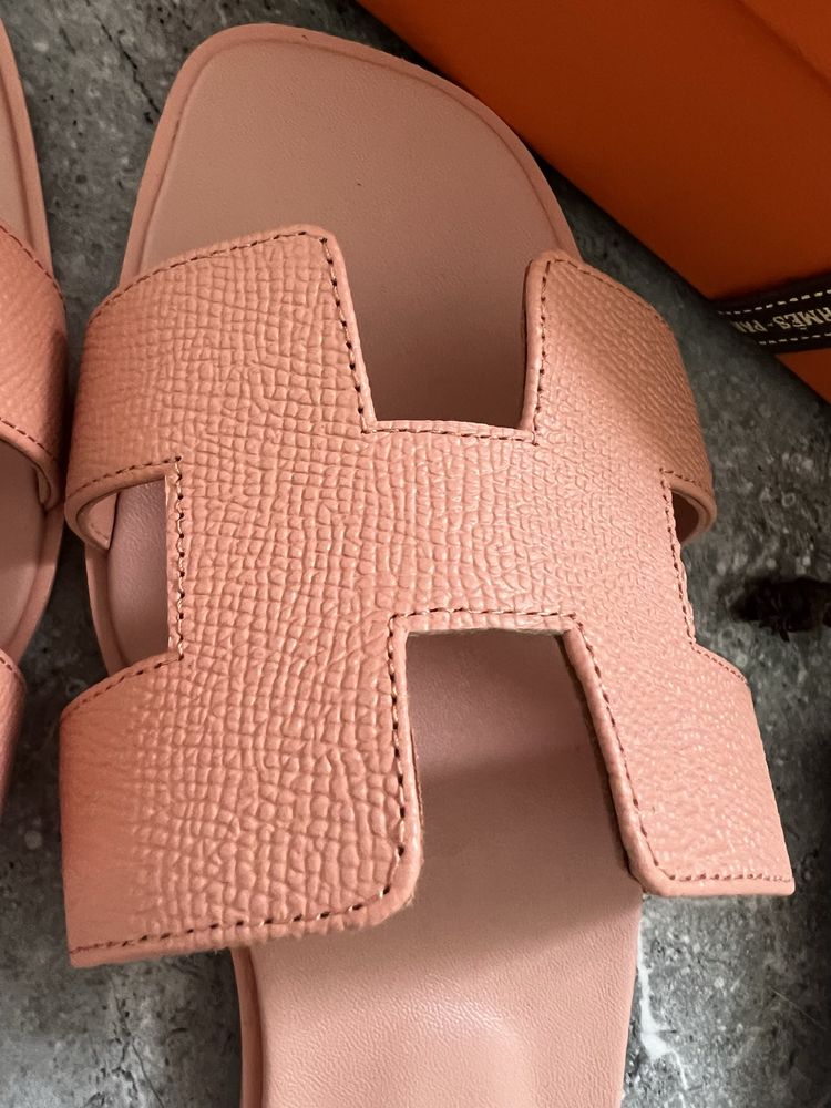 Klapki w stylu Hermes Oran