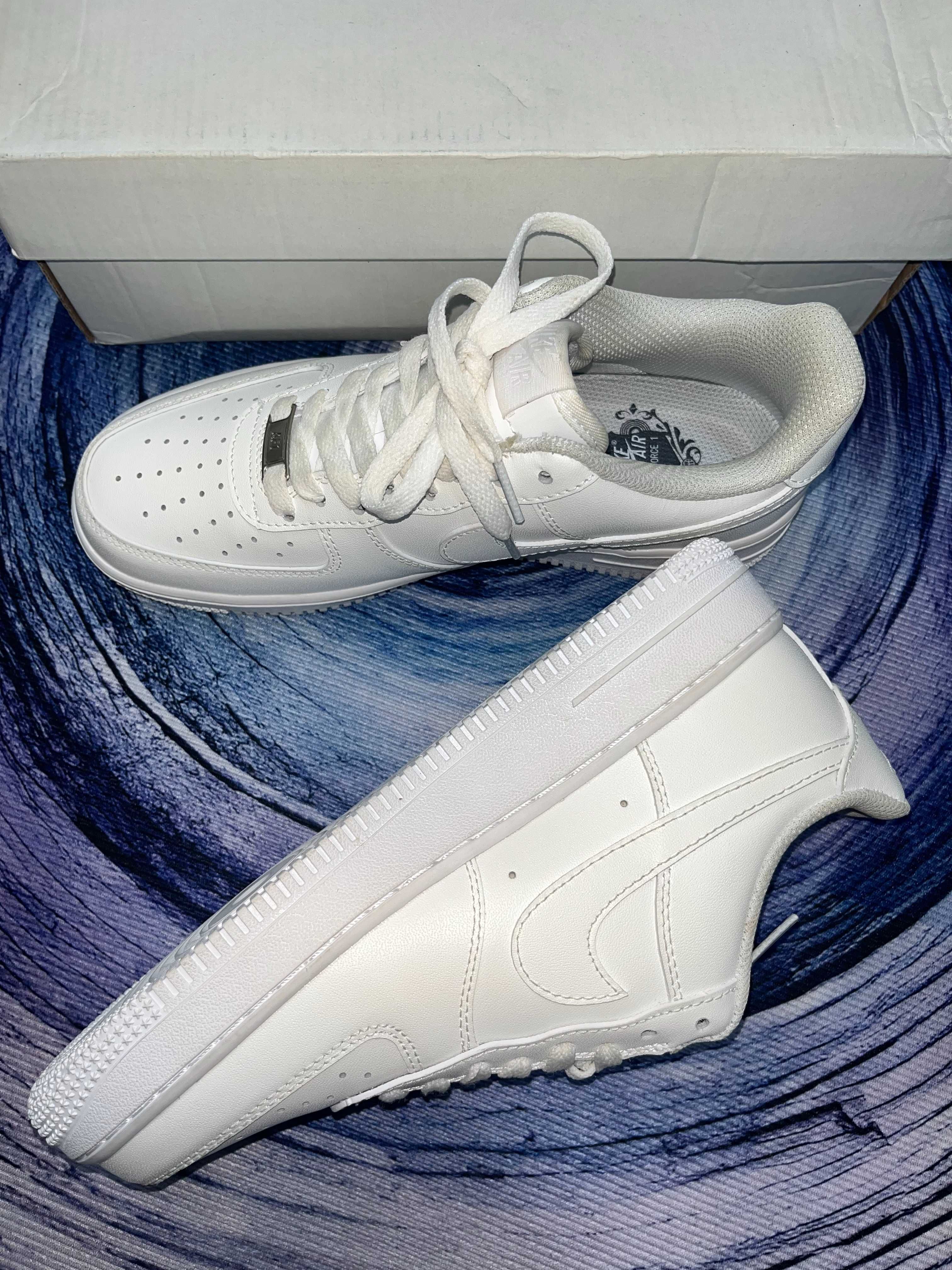 Stylowe, białe tenisówki Nike Air Force 1 w rozmiarze 40