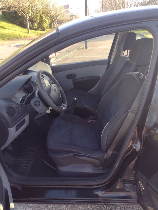 Renault Clio III Gasolina 1.2 - 5 portas - 2006