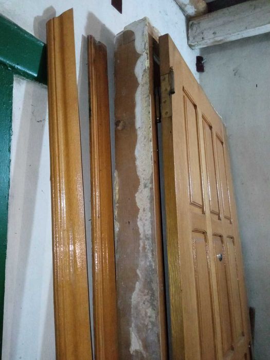 Продаються вхідні дубові двері