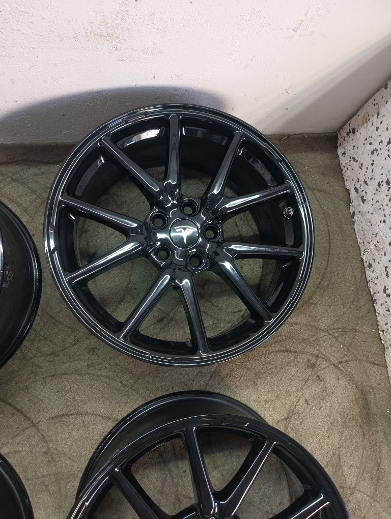 Felgi aluminiowe Tesla  ET 40 8,5jx18" 5x114,3 czujniki