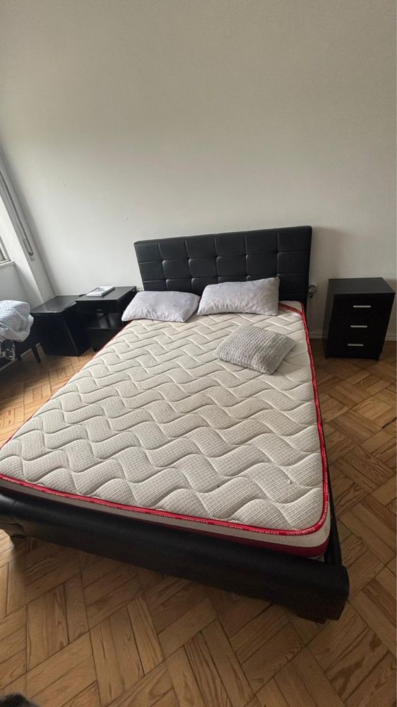 Cama preta com colchão
