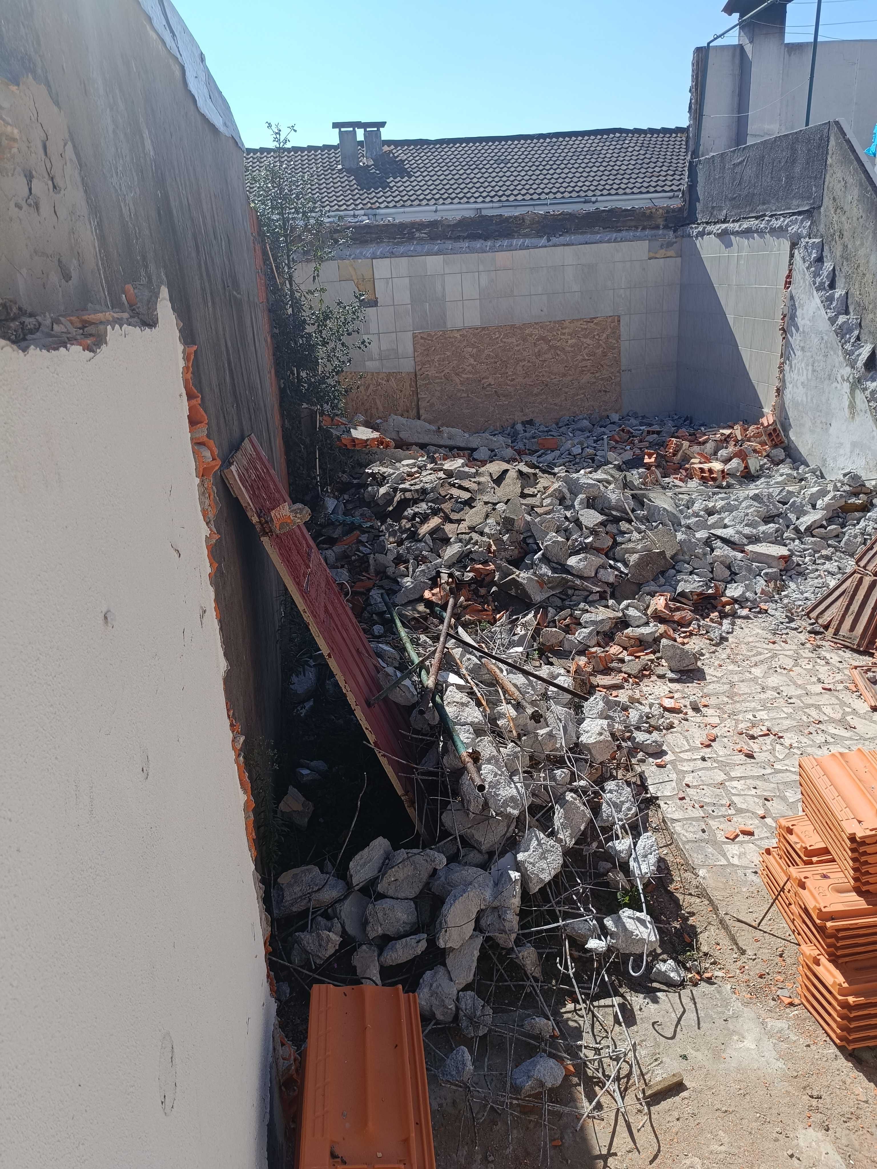 Ofereço entulho telhas estilo Marselha em Ovar.