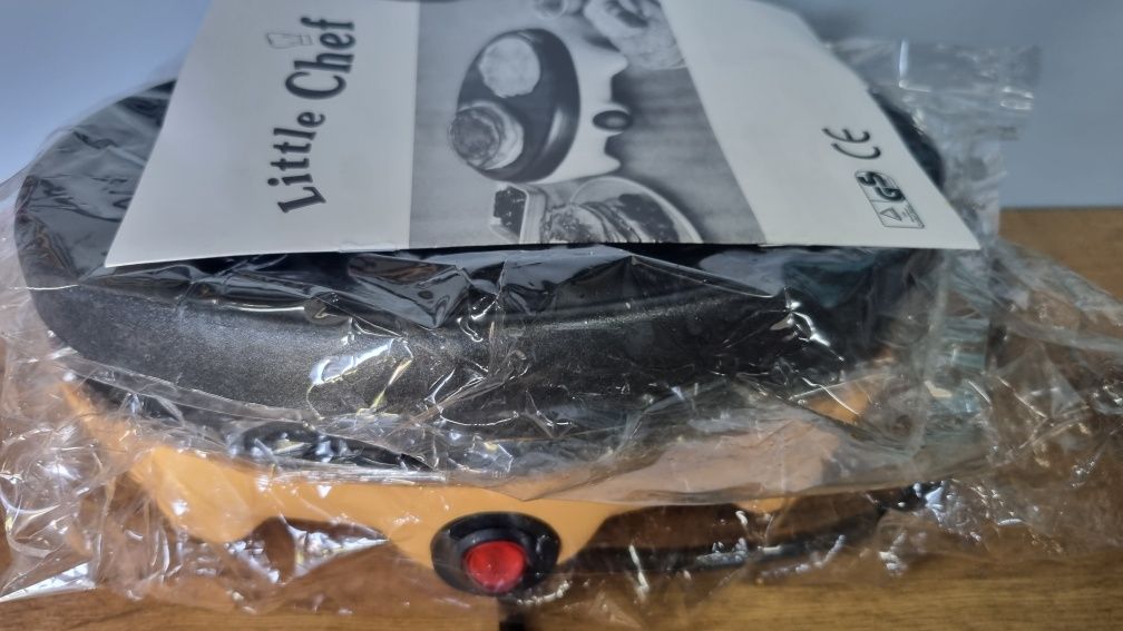 Urządzenie, maszynka do wypieku naleśników, mini grill elektryczny.