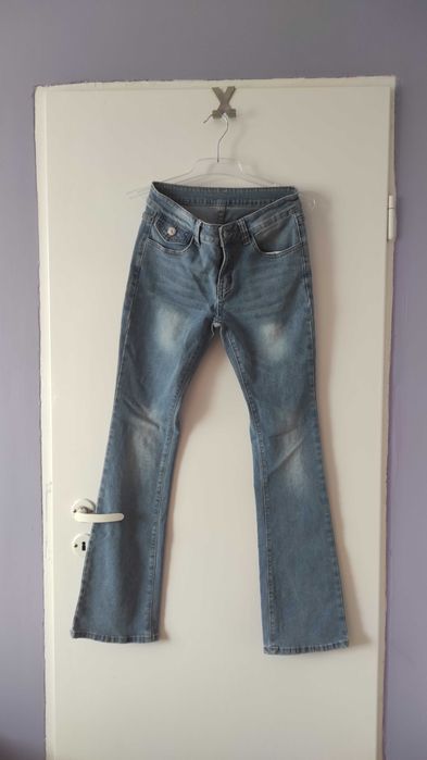 Spodnie dżinsowe biodrówki z lekko rozszerzanymi nogawkami