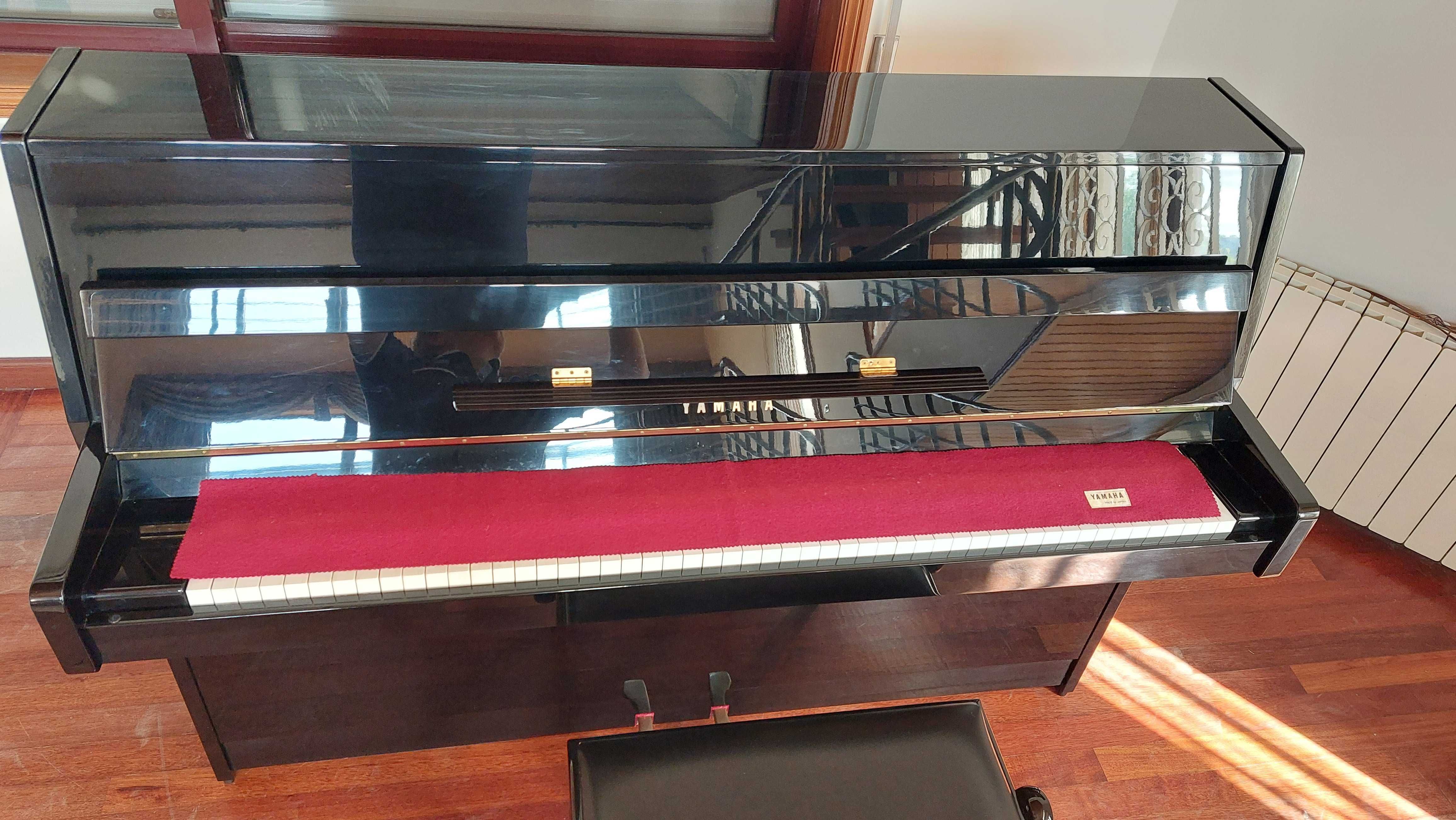 Piano Yamaha em ótimo estado de conservação