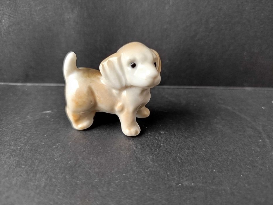 Porcelanowa figurka miniaturowa psa wyprodukowana w Japonii