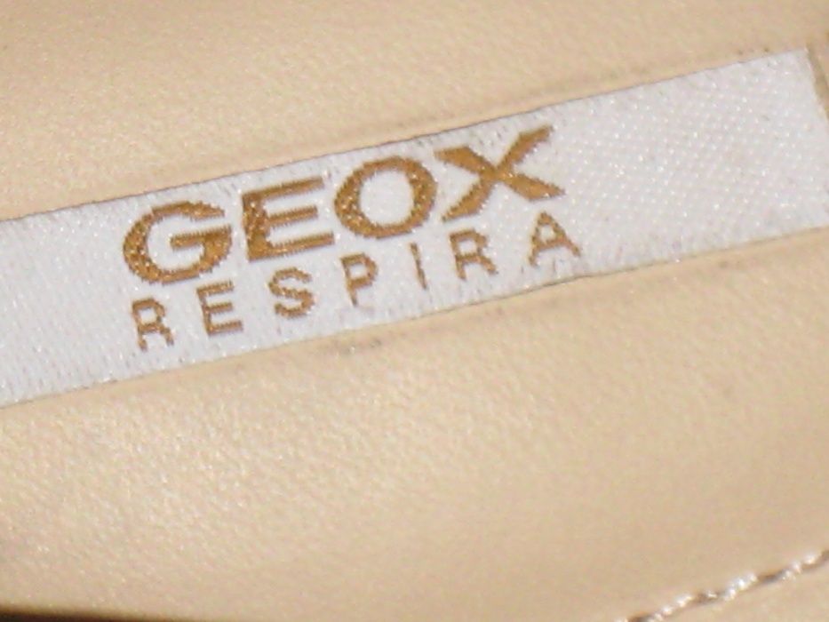 Нові шкіряні босоніжки на каблуку Geox 38р. 25 см.