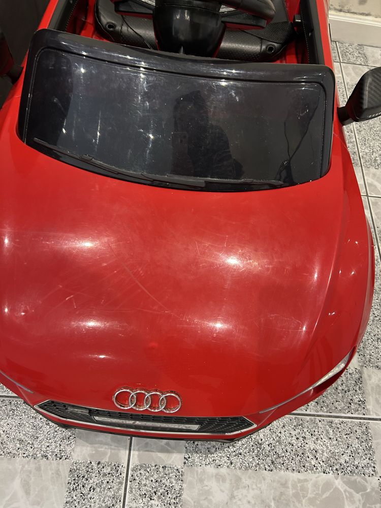 Audi R8 a bateria com comando a distancia e radio