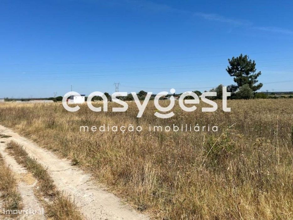 Terreno com viabilidade de construção junto a estrada alcatroada