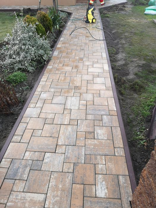 Układanie kostki brukowej, Montaż Ogrodzen z pustaków łupanych