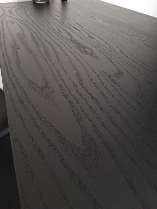 Mesa com tampo preto removível e pernas metálicas