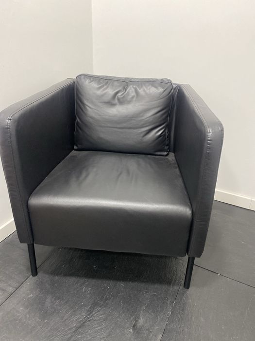 Cadeirão ikea em pele