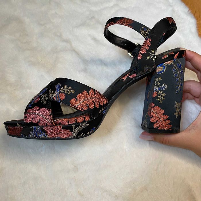 Buty damskie na obcasie we wzory czarne z odkrytym przodem New Look 39