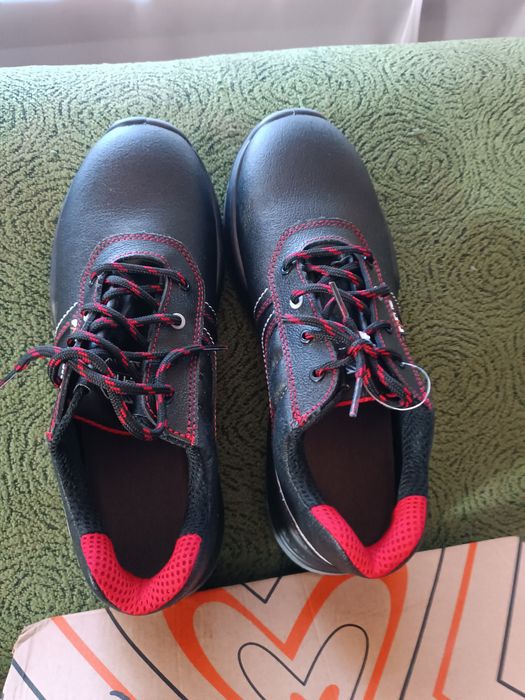 Продаются ботинки осенние,новые,42 размер полный,в отличном состоянии