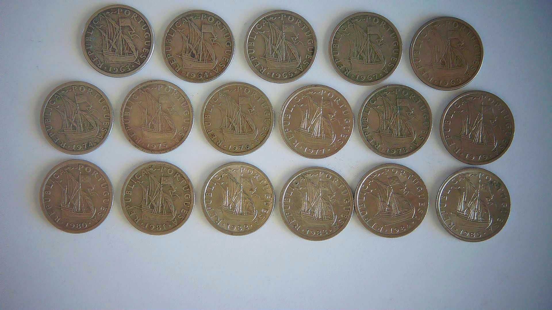 Lote 43 moedas Caravelas. Moedas cupro-niquel de 2,5; 5 ; 10 escudos