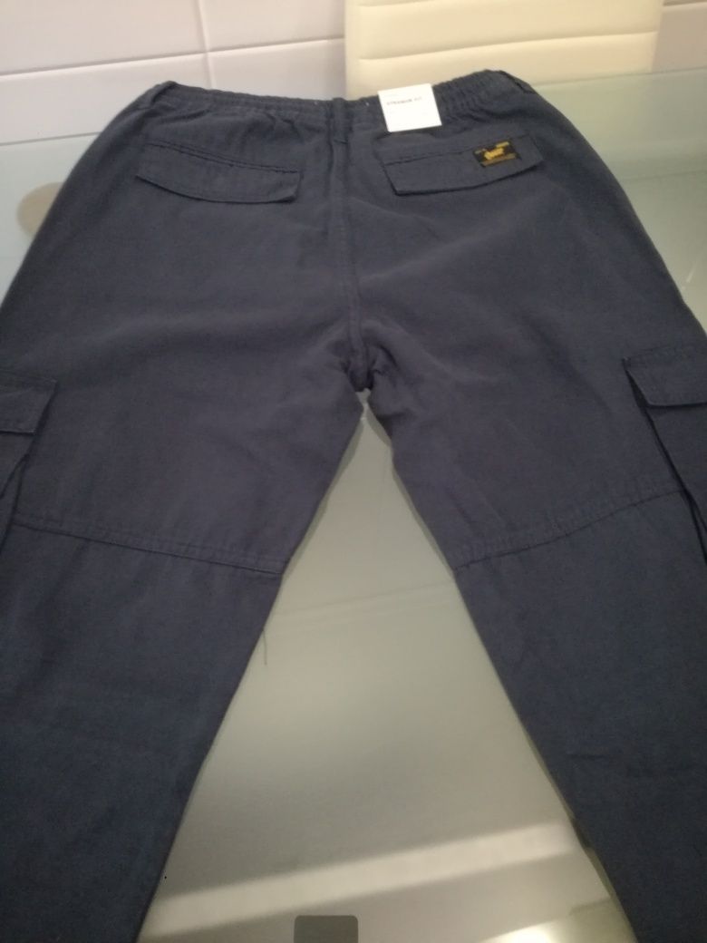 Vendo calças Pull&Bear novas.