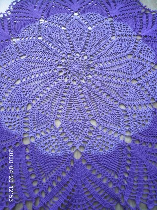 Скатерть сиреневого цвета, диаметром 112 см.из х/б пряжи (двуцветная)