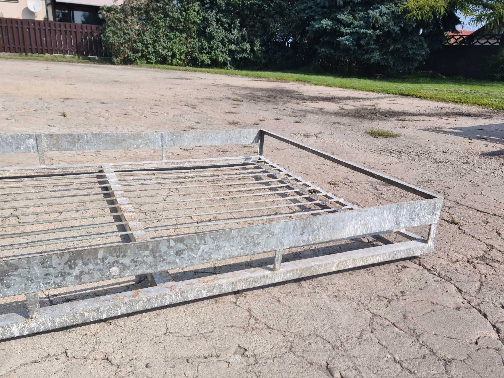 Ocynkowane metalowe stoły