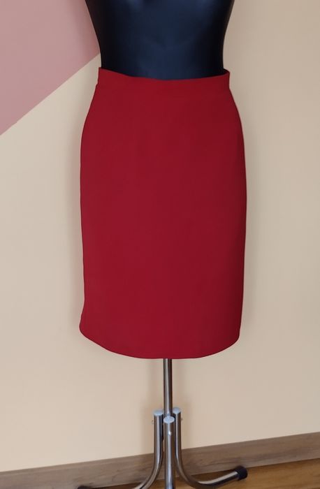 Czerwony żakiet ze spódnicą i spodniami