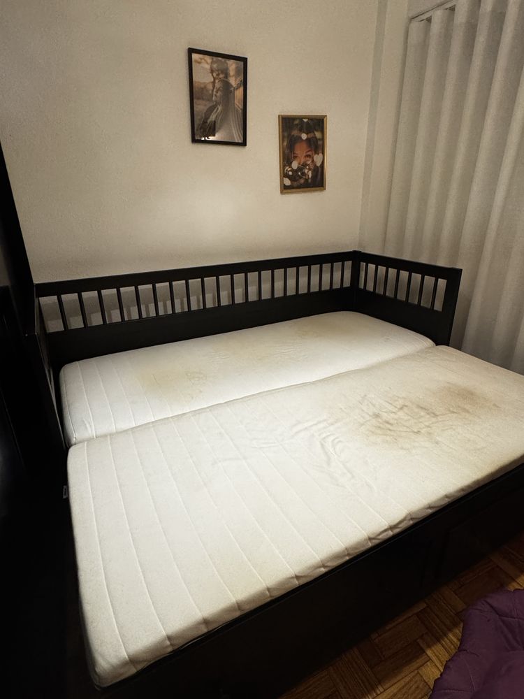 Cama solteiro com colchões