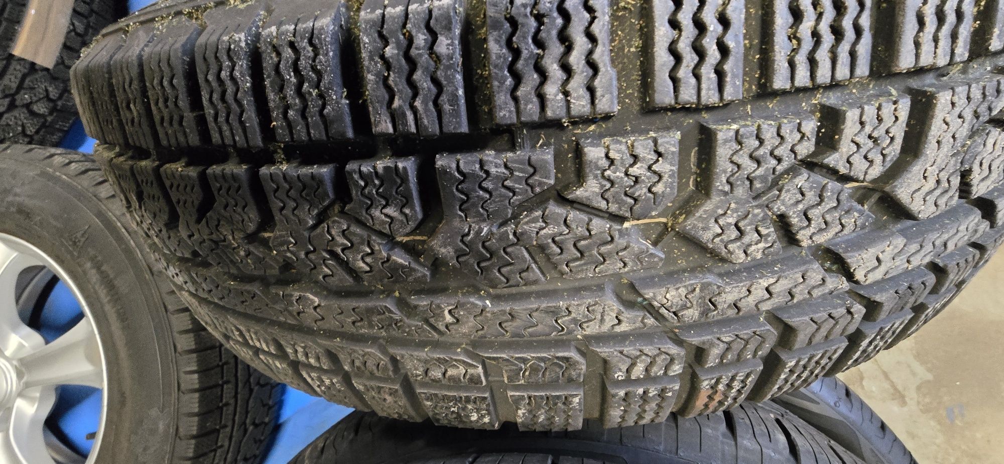Koła zimowe 16 5x114,3 et 45 felgi aluminiowe Hyundai opony 215/70/16