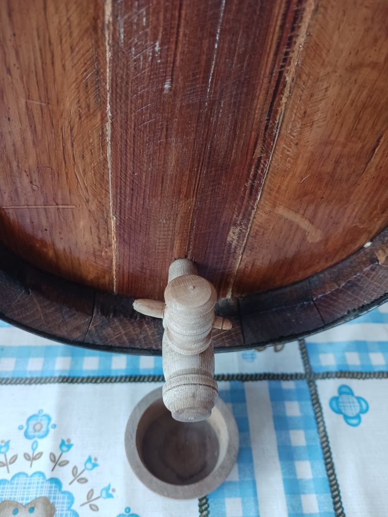 Pipo em madeira novo com suporte e torneira leva 10 litros
