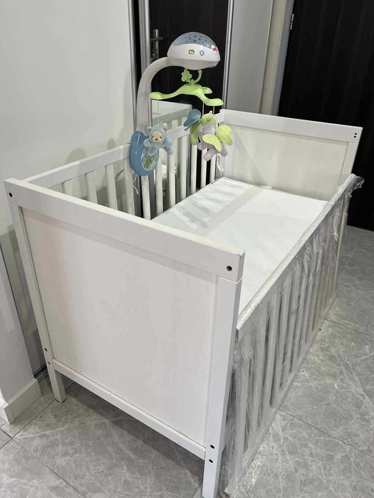 IKEA SUNDVIK Łóżeczko dziecięce + materac + karuzela Fisher Price