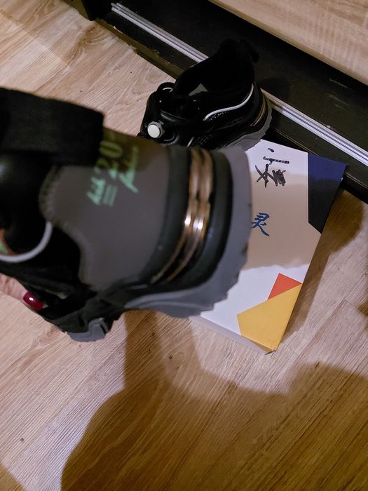 Теплі  кросівки.