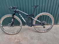 Bicicleta Cube Ams 100 c:68+Rolos de treino indoor horizontais DEUTER