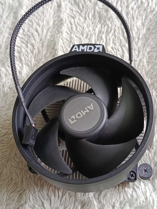 Продається кулер AMD Wraith Spire з мідною вставкою. 4 піновий.