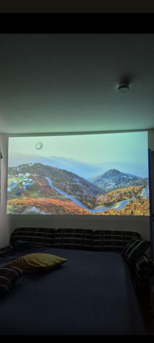 Projektor LCD NEC o rozdzielczości 1280x800